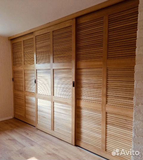 Шкафы с жалюзийными дверцами