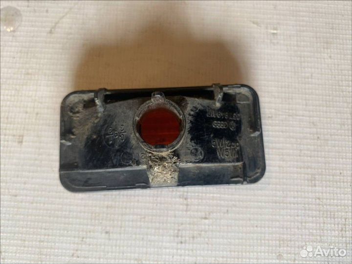 Повторитель на крыло желтый Volkswagen Passat