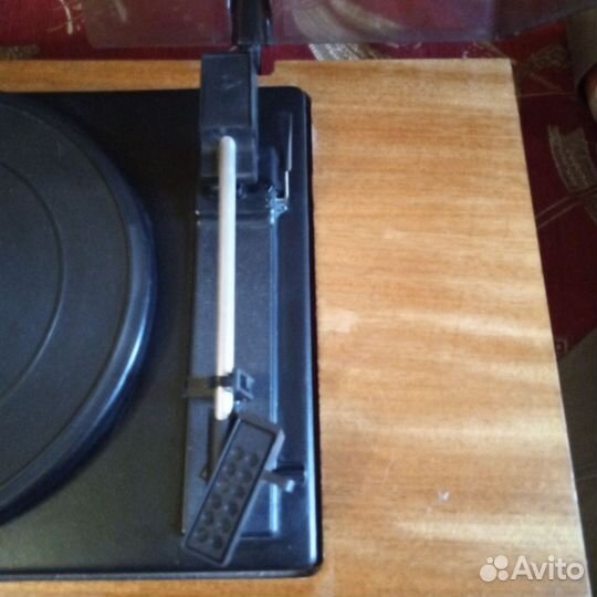 Виниловый проигрыватель и радио