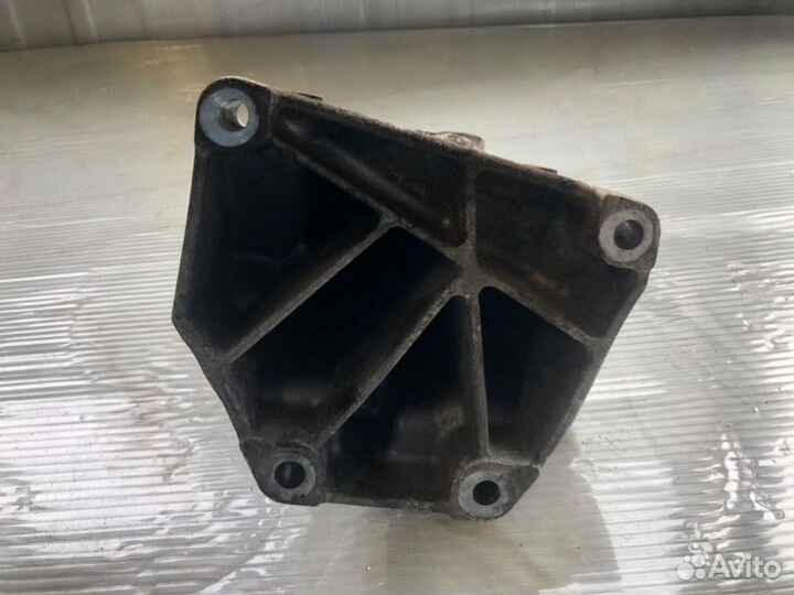 Кронштейн двигателя левый Mercedes-Benz C-Class