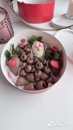 Клубника в шоколаде, малина в шоколаде, голубика
