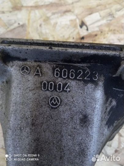 Кронштейн опоры двигателя левый Mercedes Benz w210