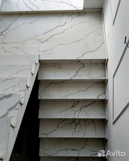 Лестница из кварцевого агломерата