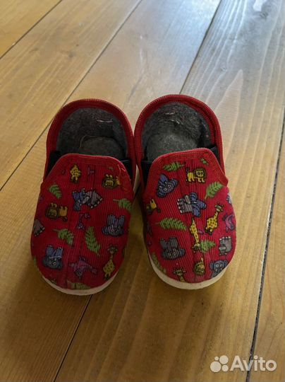 Кроссовки для девочки 20 размер, тапочки в подарок