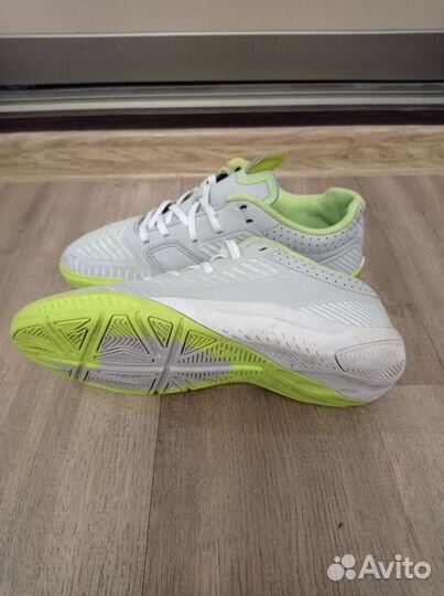 Детские футбольные кроссовки