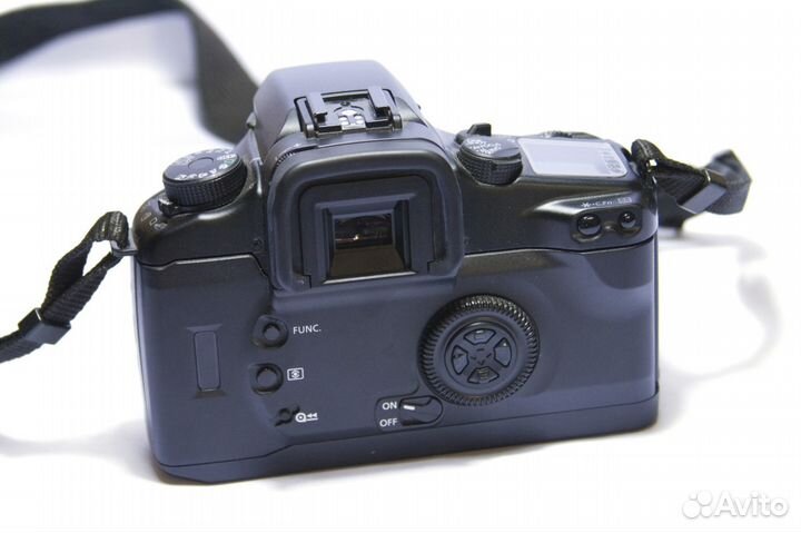 Пленочные фотоаппараты Canon EOS 30 и Nikon FM2