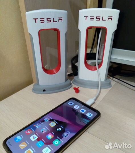 Зарядка tesla для смартфона (декор)