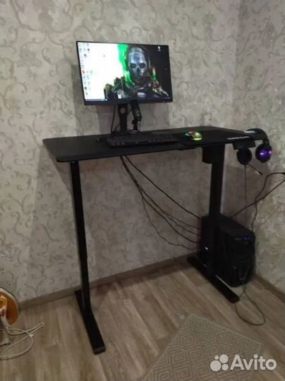 Стол компьютерный c регулятором высоты