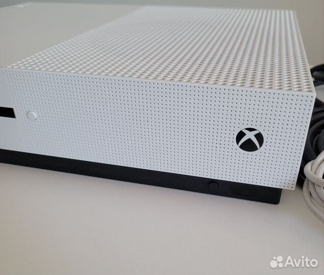 Xbox One S 500Gb как Новая +6 игр +джойстик