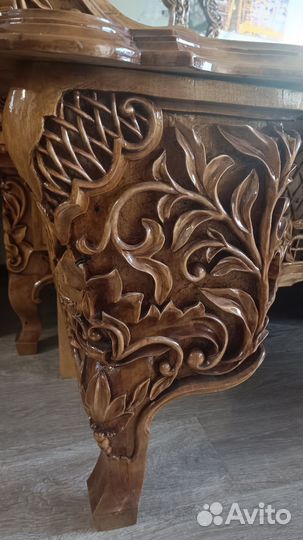 Туалетный столик с зеркалом резной