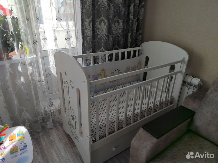 Детская кроватка с маятником и ящиком