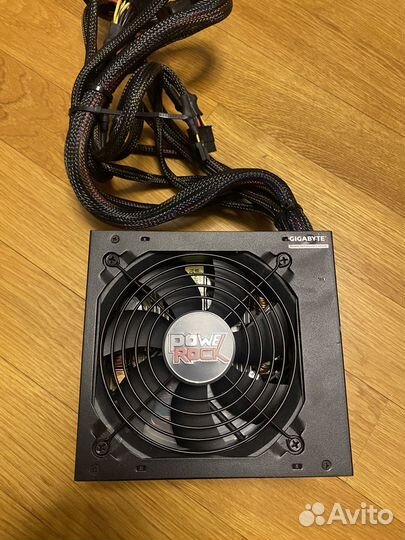 Блок питания Gygabite AX600