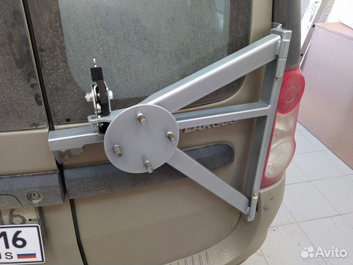 Колпак запаски LADA Largus серебристый+ кронштейн