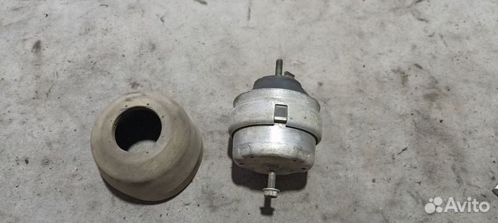 Подушка крепления двигателя Ауди а4б5 VW Пассат б5