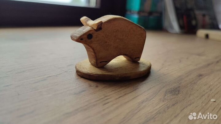 Фигурка быка из дерева