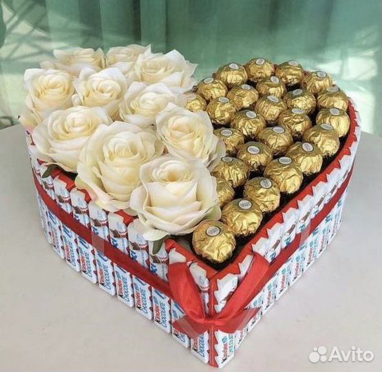 Торт сердце из роз и киндер шоколада