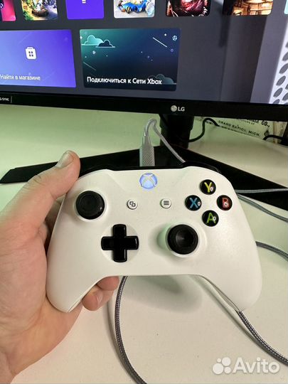 Xbox One S 1Tb / 2 геймпада и игры