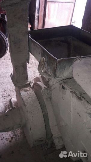 Крупорушка еду для измельчения зенокормов животным