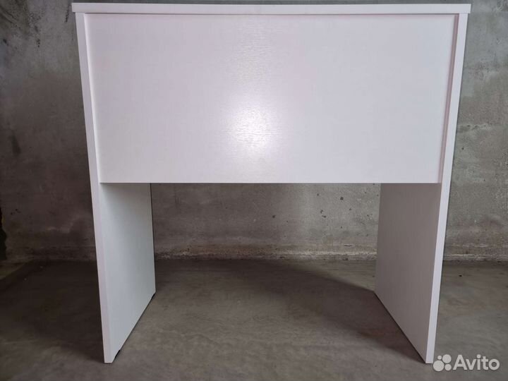 Стол с выдвижным ящиком