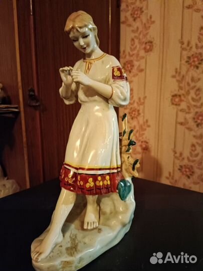 Девушка с ромашкой