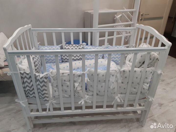 Детская кроватка с маятником