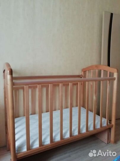 Детская кроватка с маятником