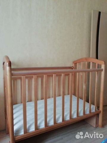 Детская кроватка с маятником
