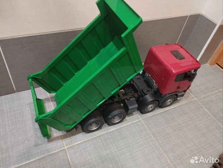 Самосвал Bruder