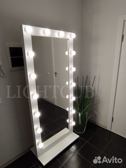 Гримерное зеркало с лампочками
