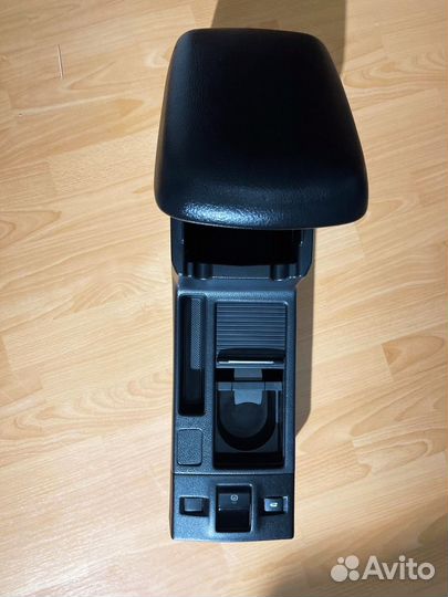 Подлокотник Subaru Levorg