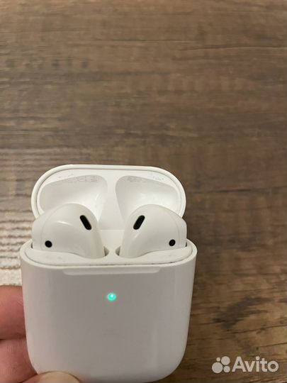 Apple AirPods 2 Wireless Charging