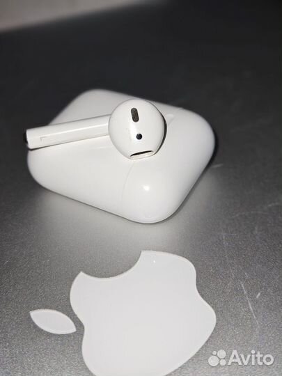 Левый наушник airpods