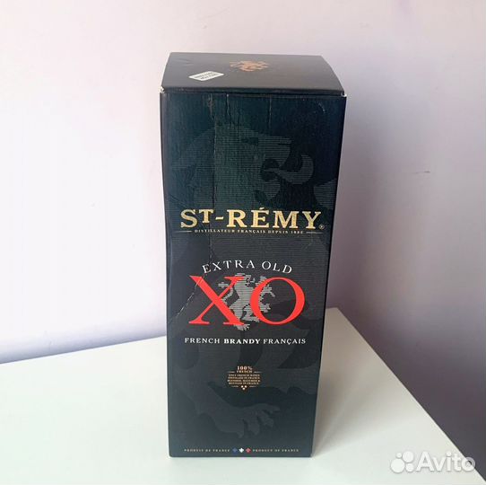 Коробка и бутылка от бренди St-Remy XO