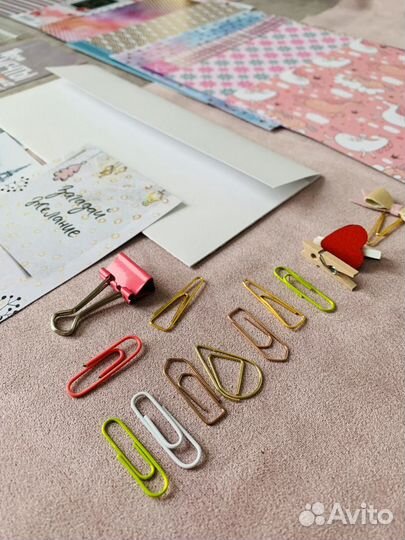 Блокнот и набор канцелярии к нему