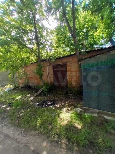 Нежилое здание с земельным участком