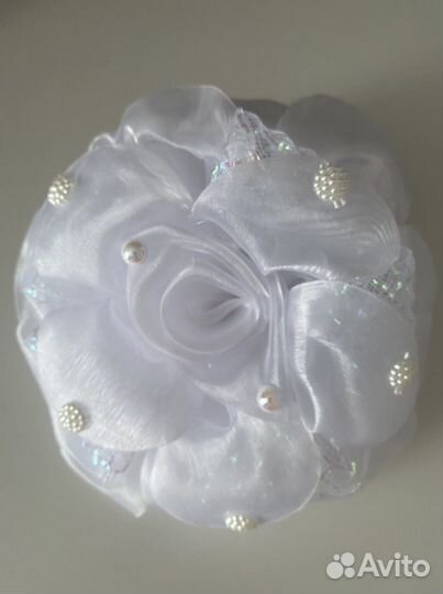 Белый праздничный бант на резинке