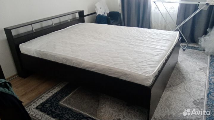 Кровать с матрасом