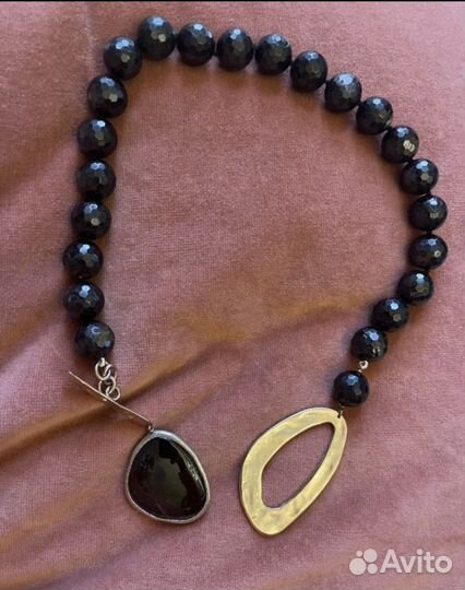 Браслеты (кожа рептилий), колье (камни, металл)