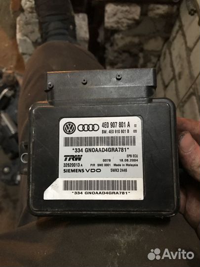 Блок управления ручником на Ауди А8 D3