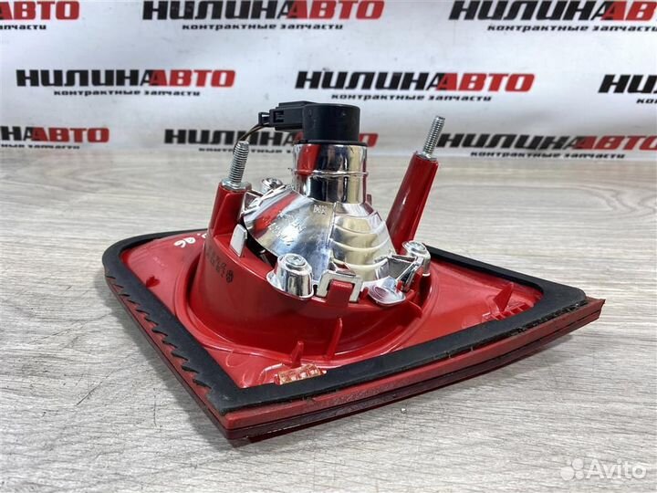 Фонарь левый в крышку багажника VW Пассат Б6