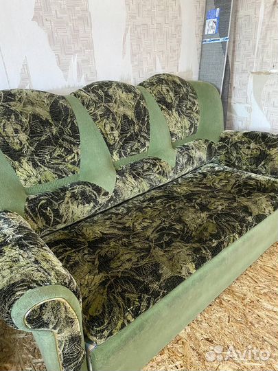 Диван бархатный