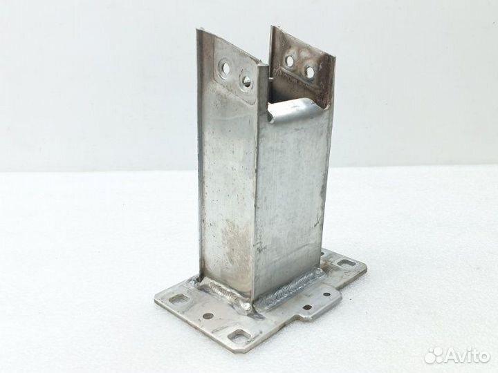 Кронштейн усилителя бампера передний правый Audi