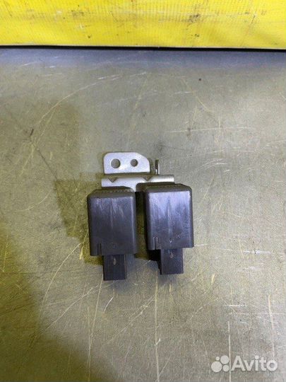 Реле стеклоподъемника Nissan Patrol Y62 Y62 5.6