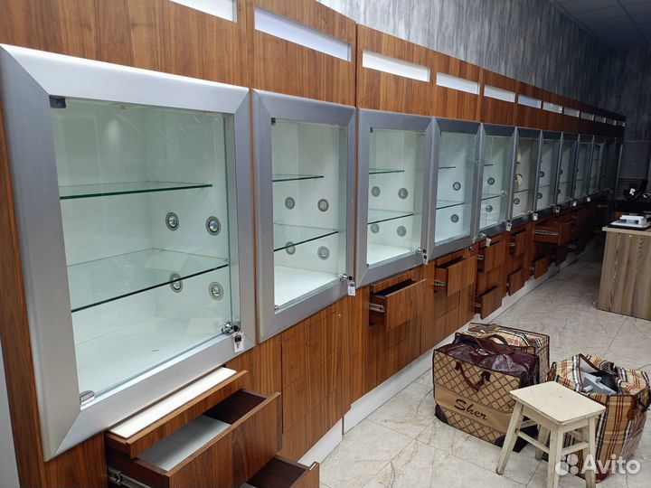 Стеклянная витрина с подсветкой