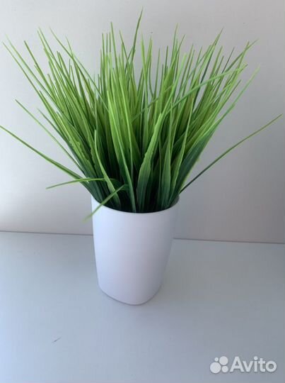 Осока в кашпо, искусствнные цветы, зелень