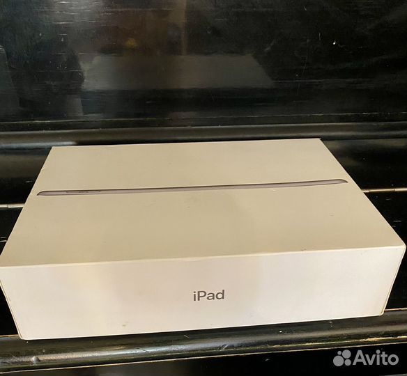 Коробка от iPad 6th Generation WiFi (32Гб)