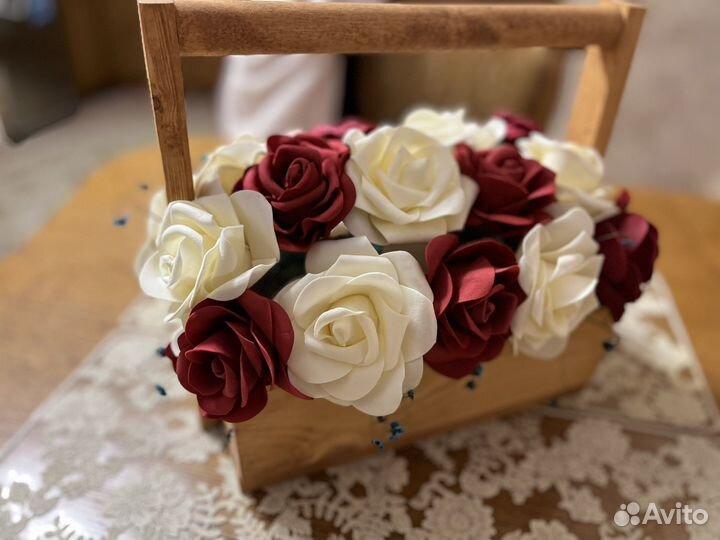 Композиция из искусственных цветов