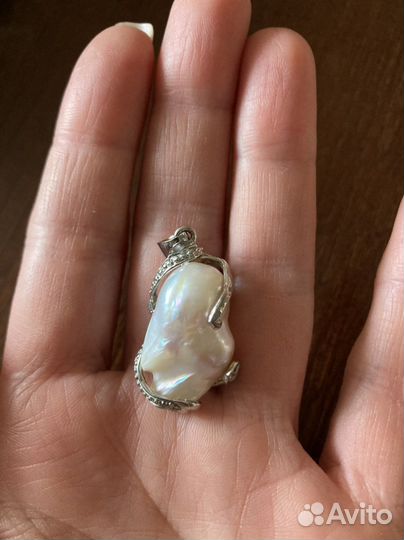 Кулон из перламутра