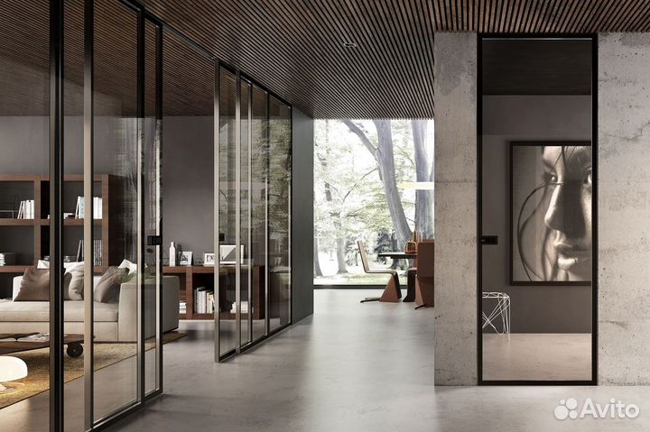 Стеклянная дверь в алюминиевой коробке