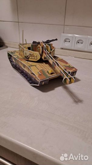 Модели кораблей и танка большие